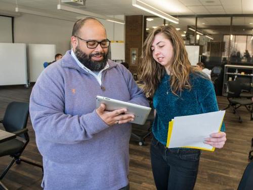 Buck Jordan, advisor, talks through class options with a student.